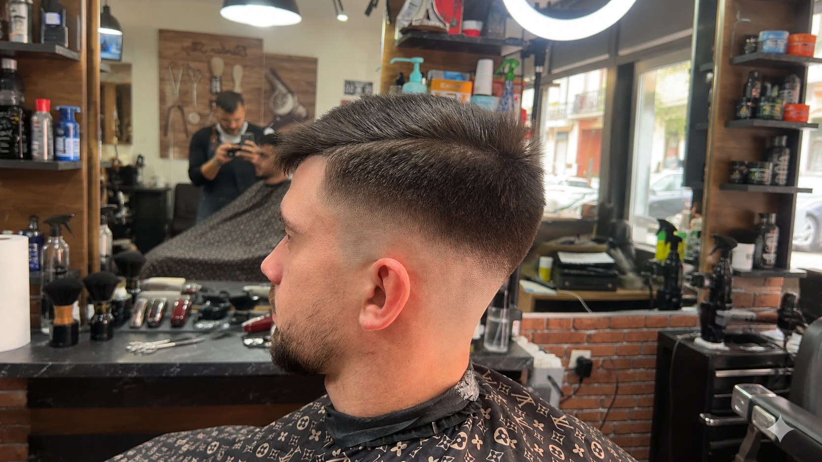 Client installé pour une coupe dans le salon Haircut