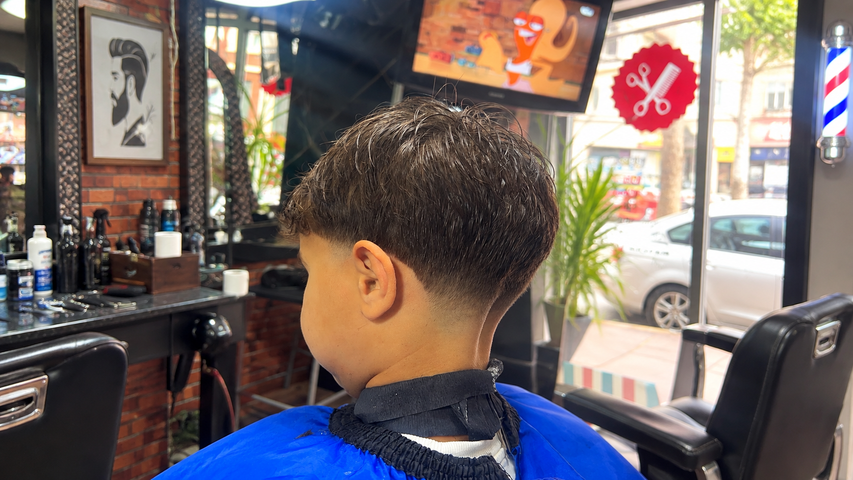 Coupe courte homme avec contours travaillés